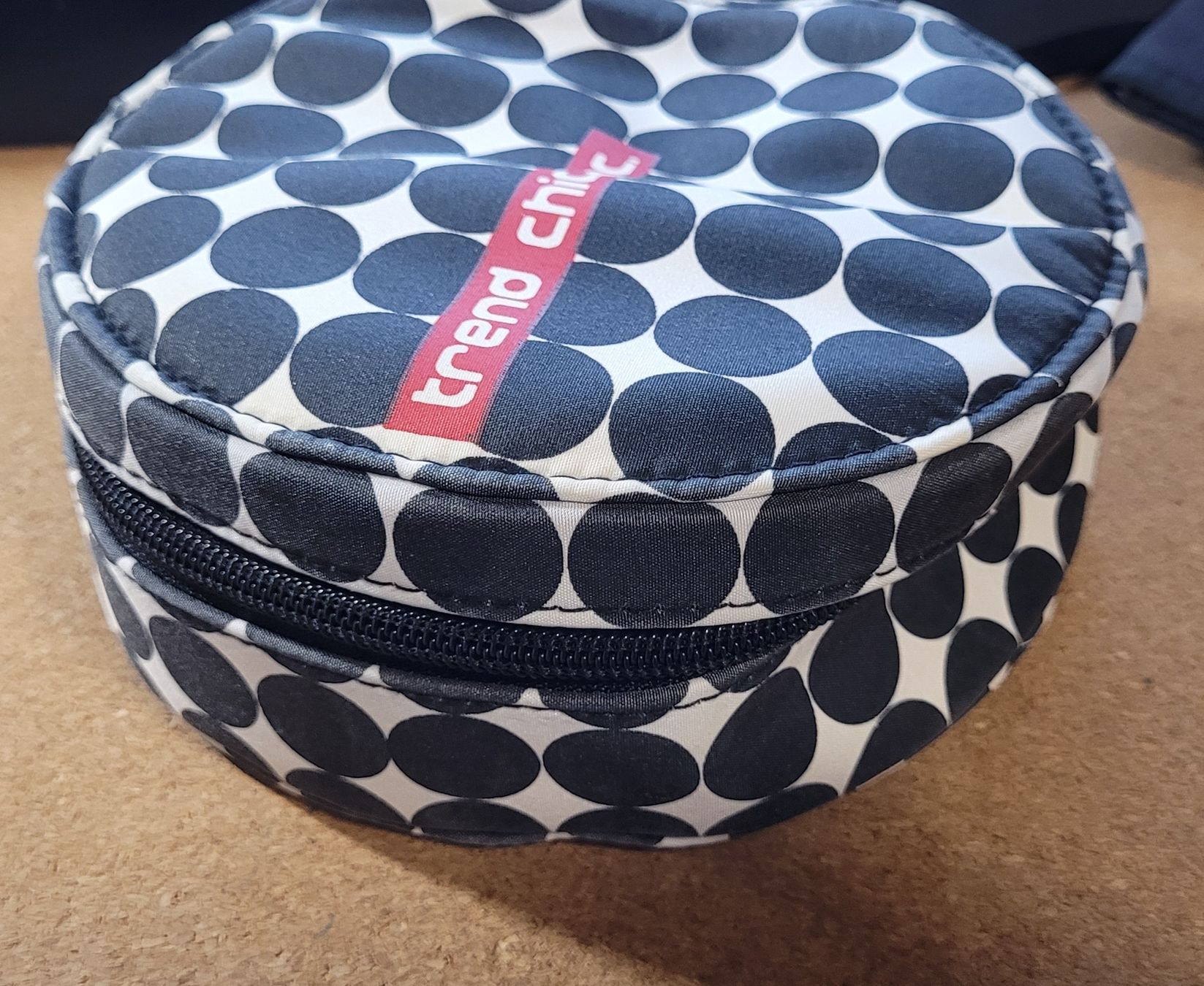 Custodie per cosmetici: Necessaire – Usato da Uster venduto da Jaschoo 2