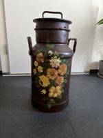 Milchkanne Metall braun mit Blumenmalerei. 
