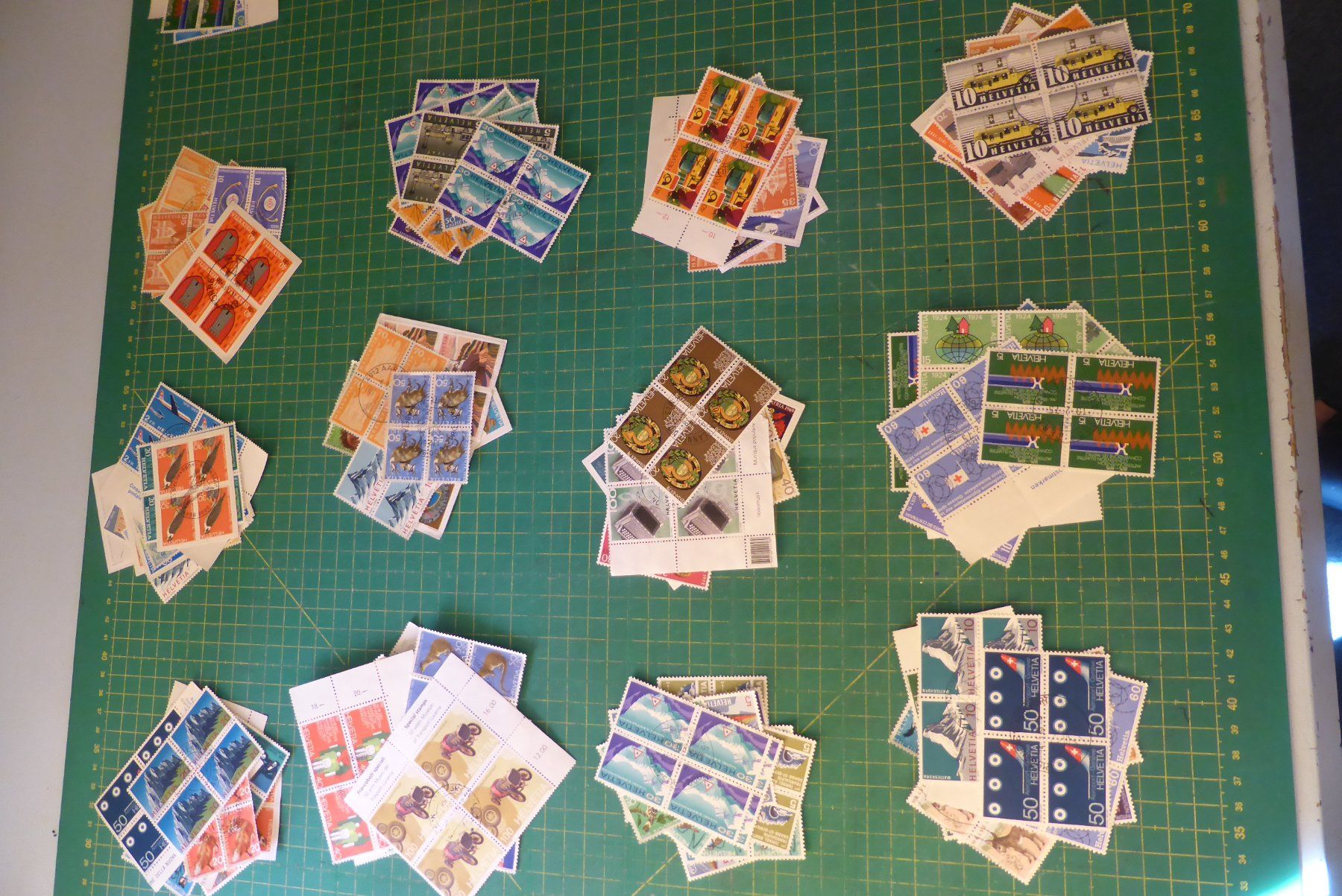 Tutti i francobolli: CH - Briefmarken 350 x 4er Block – Usato da Brunnadern venduto da lesezirkel 3