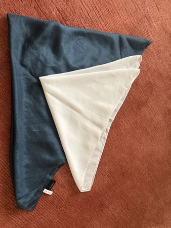 Deux carrés de soie blanc cassé et bleu pétrole