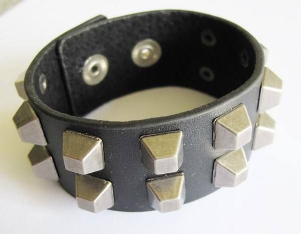 Bracciali & Braccialetti: Nietenarmband Lederarmband schwarz – Nuovo (secondo la descrizione) da Schwanden GL venduto da UHRKNALL