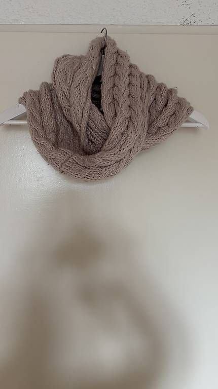 Foulards, Tücher & Schals: Gestrickter Loopschal rosa – Gebraucht aus Baden von Chrisenft 1