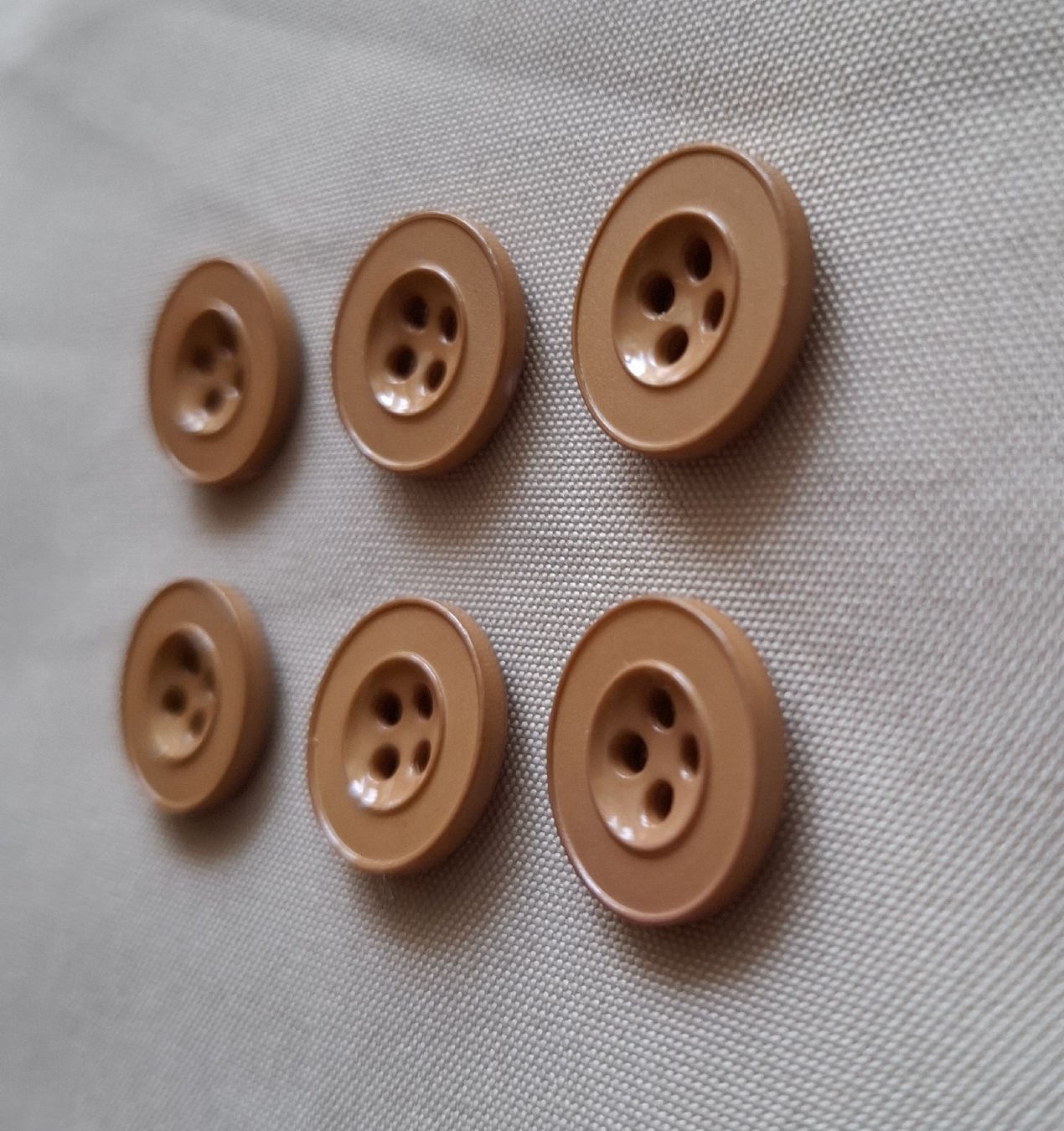 Bottoni: 6 Knöpfe, beige, 18 mm. – Usato da Dietikon venduto da Hirschkopf 1