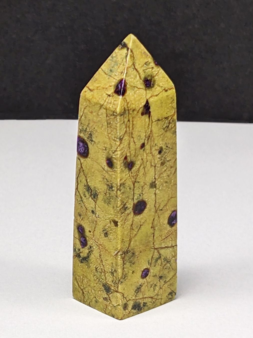 Minerali & Pietre curative: Serpentin-Stichtit Turm 45mm – Nuovo e nell'imballaggio originale da Meilen venduto da StoneGarden