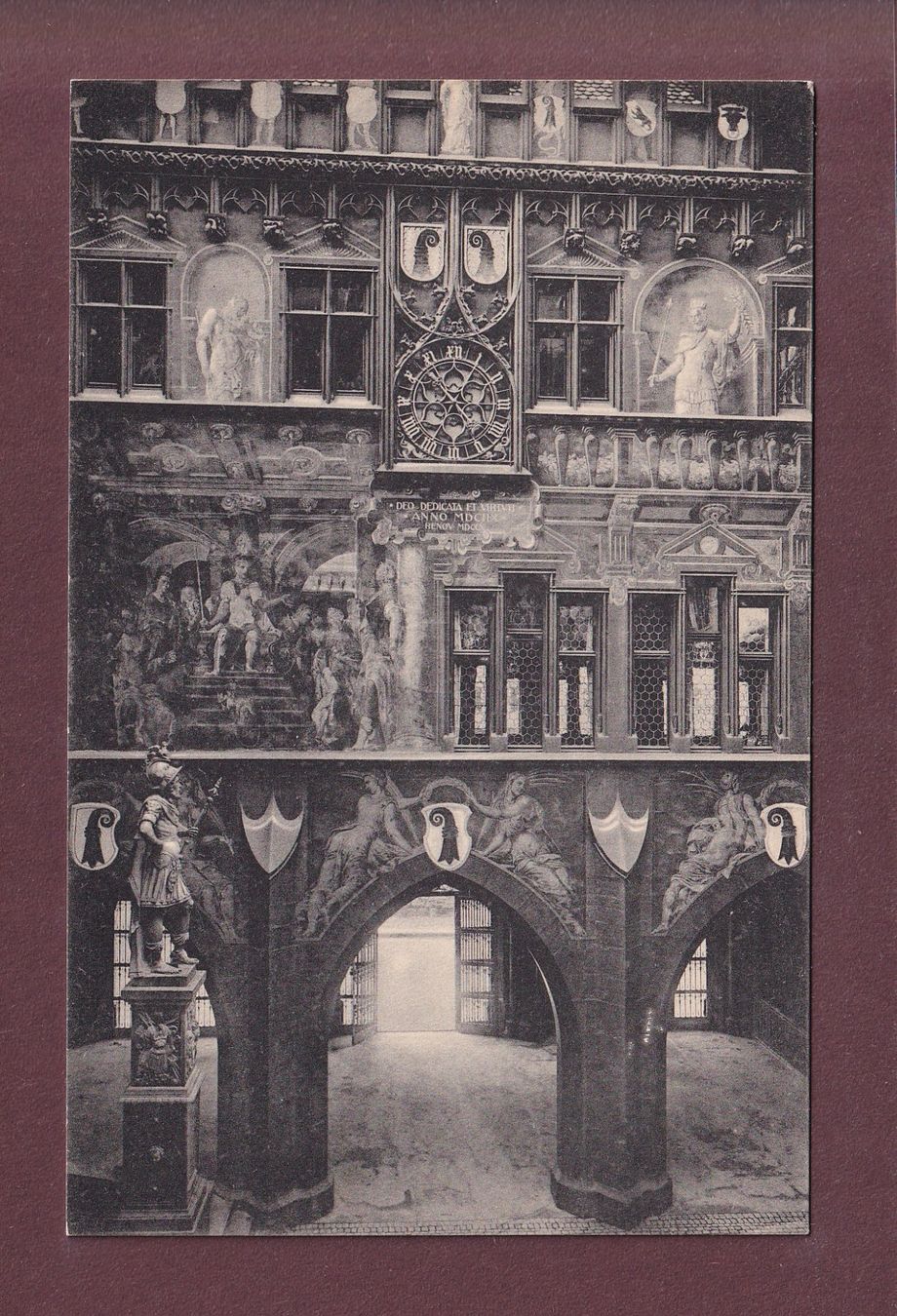 Cartoline postali: BASEL - Rathaushof - Vorderfassade – Usato da Pully venduto da nicecards