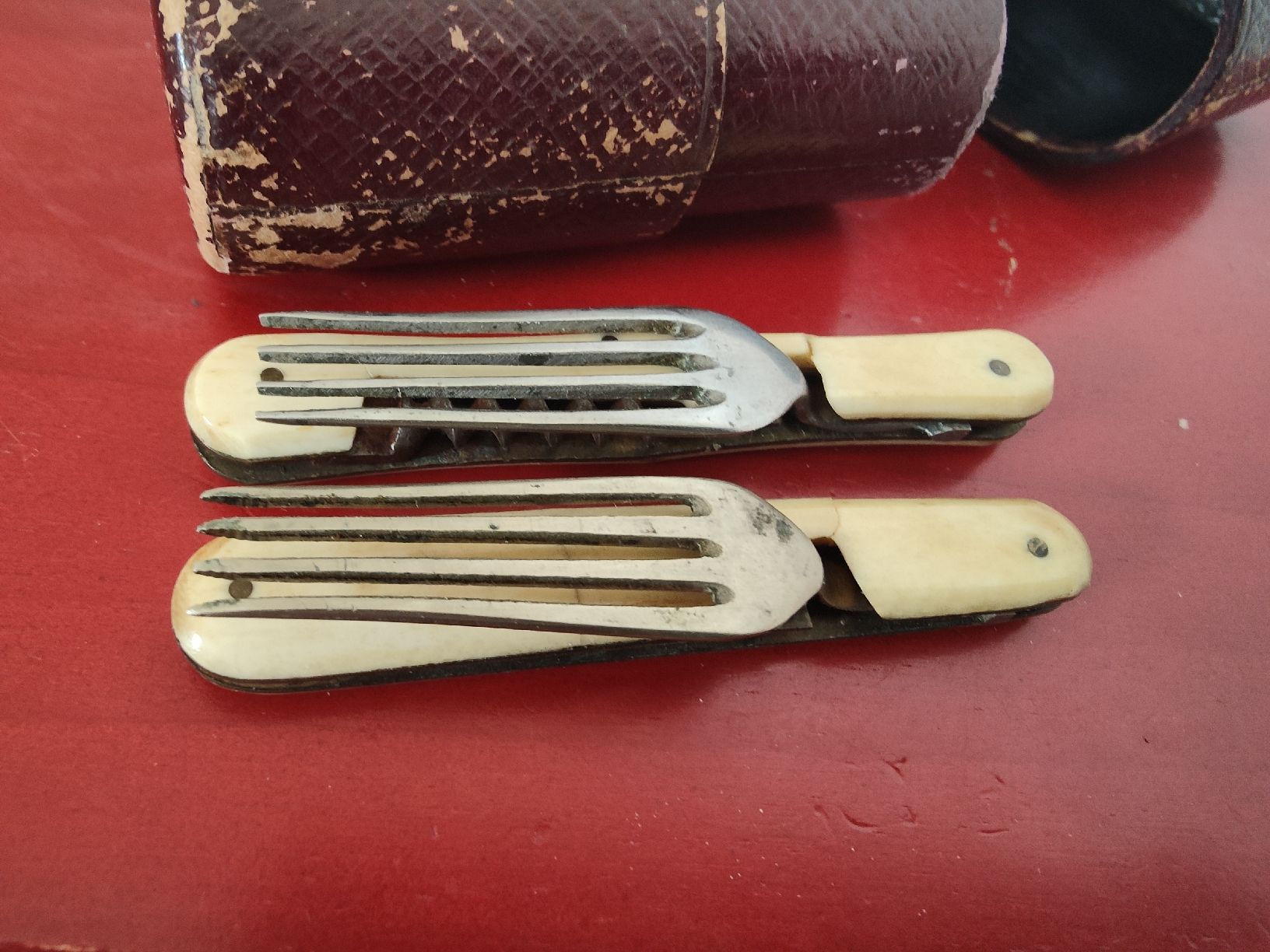 Set di posate: Couverts fourchettes anciennes – Usato da Courtelary venduto da Mini610