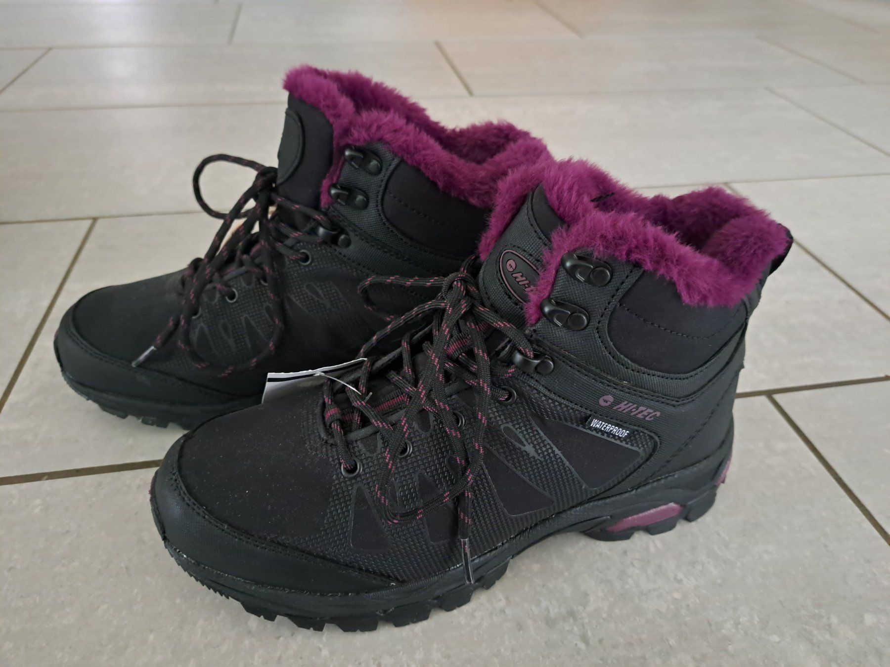 Scarpe da donna: Hoher Turnschuh HI-TEC Gr. 40 schwarz Wasserresistent NEU – Nuovo e nell'imballaggio originale da Killwangen venduto da KIANA08