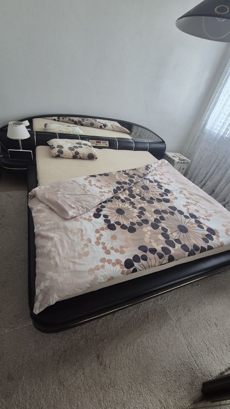 Letti: Leder Schwarz Doppelbett mit Nachttischen, Spiegel kompl. – Usato da Frasnacht venduto da monster-350