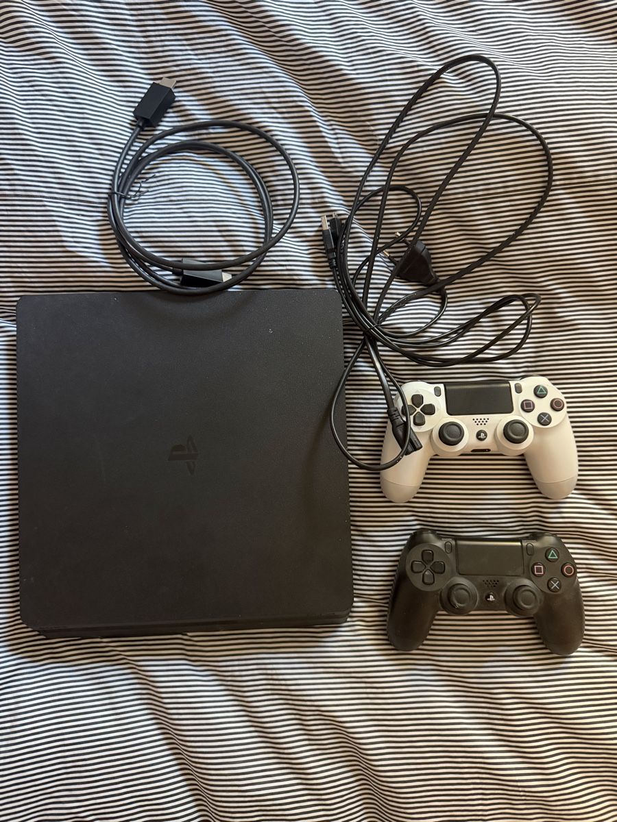 Sony Konsolen: PS4 Slim 500 GB  inkl. 2 Controller + Kabel – Gebraucht aus Zürich von lor_9fwz