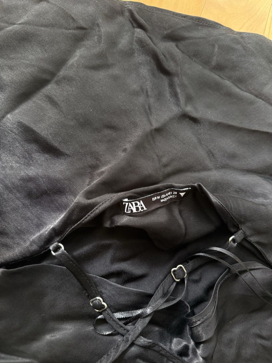 Zara Top: ZARA Seidenoptik-Top, Schwarz, Gr. M – Usato da Lachen SZ venduto da ali_5xw5 2