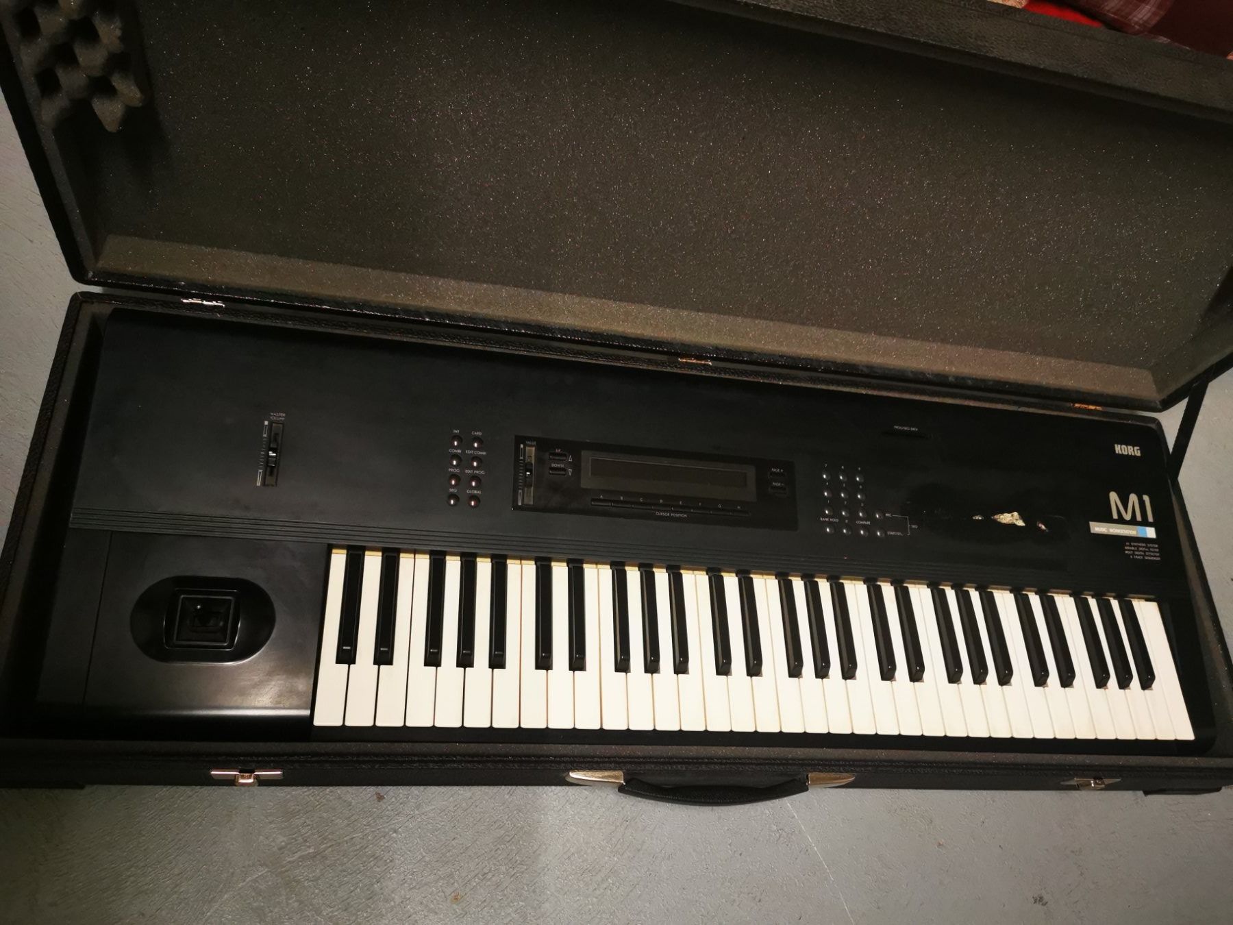 Korg Musikinstrumente: KORG M1 - Kultsynthiesizer – Defekt aus Wimmis von