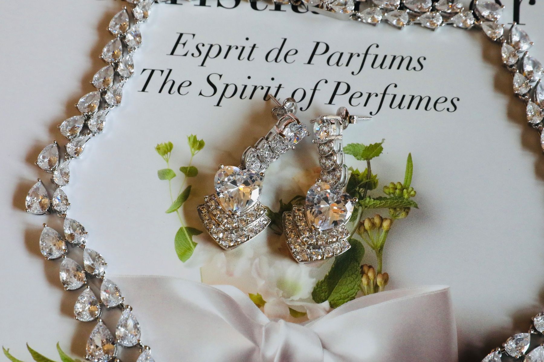 Altri gioielli: Parure L’Orchidée Blanche – Nuovo e nell'imballaggio originale da St-Maurice venduto da Sandrinette123 5