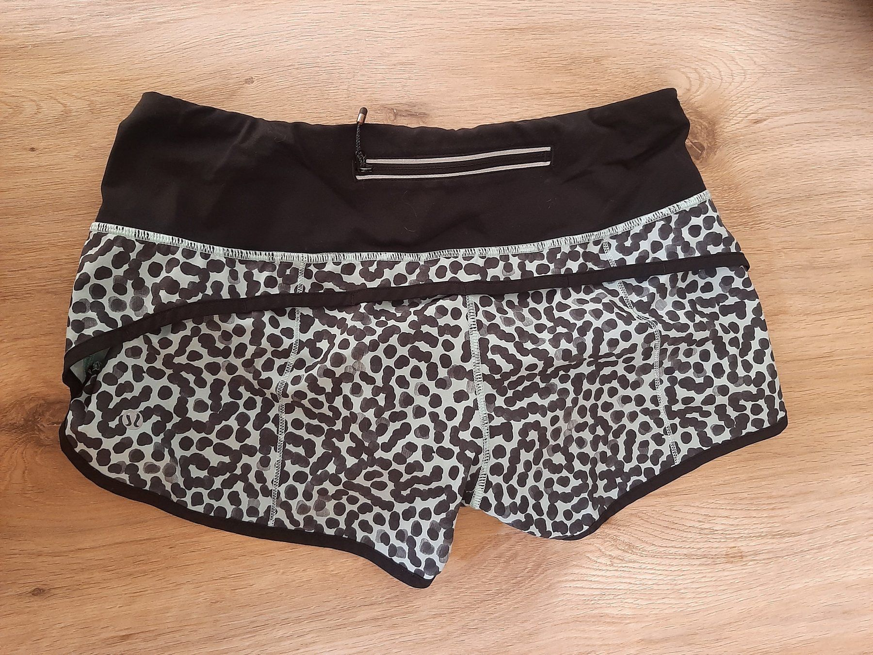 Lululemon Pantaloni: Lululemon, mini short Leo Gr.6 – Usato da Sugiez venduto da RicardoStoleMyData 2