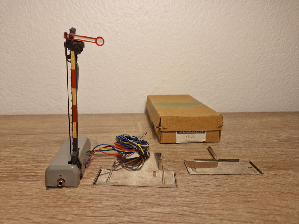 Signal Ferroviaire Märklin H0 7039 - Principal Portable à Aile Illuminé - Occasion, Testé Et Fonctionnel