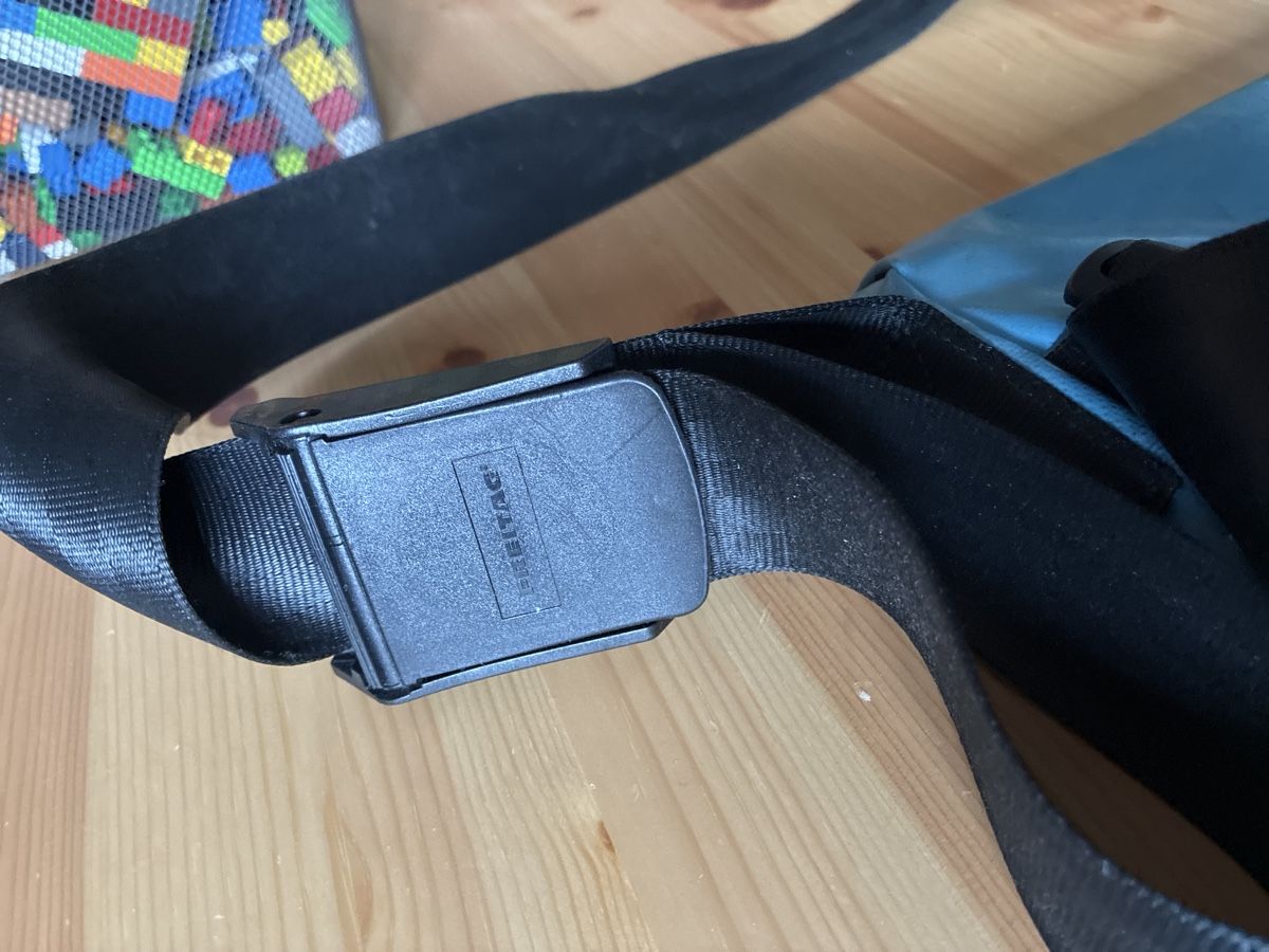 Freitag Borse: Freitag Tasche blau mit Loch – Usato da Mitlödi venduto da meyer-sabrina 7