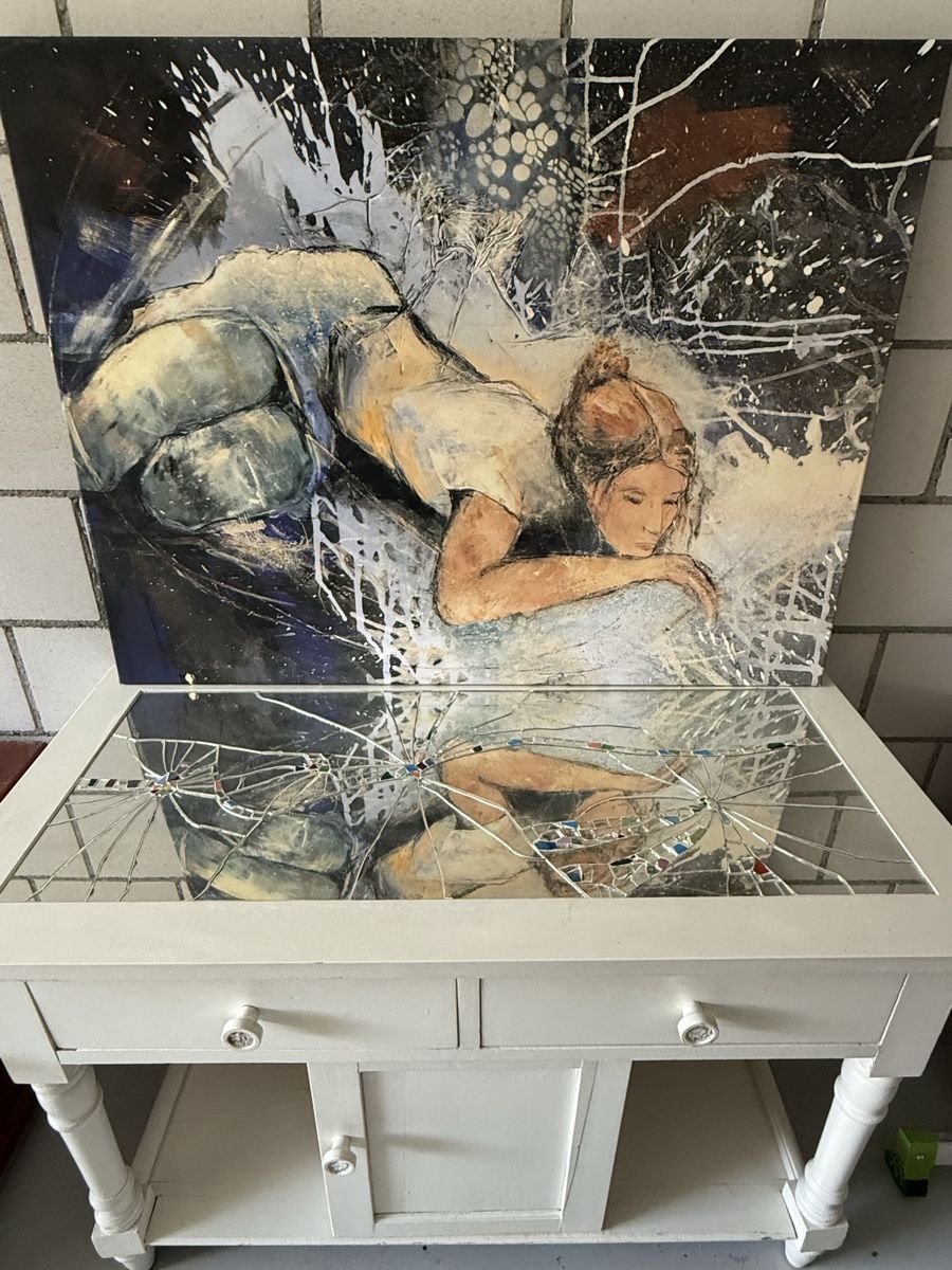 Poster & Bilder: Bild ruhende Frau auf Leinwand – Gebraucht aus Seelisberg von bossheart