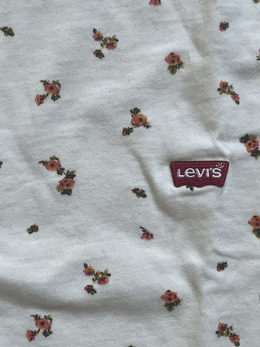 Levi's T-shirts: 2 Levis T-Shirts Blumenmuster Grösse M – D'occasion à Fribourg par Mymikrakra01 3
