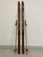 Ski (Nr. 9), alte Holzski mit Stöcken