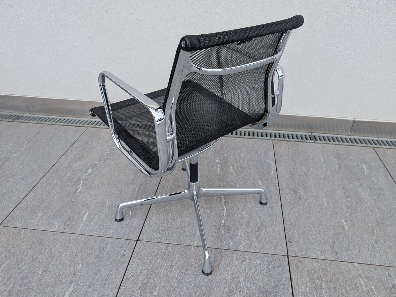 Vitra Sedie: Vitra Eames EA 108 Aluminium Chair Netz – Usato da Rotkreuz venduto da CRLNSC 2