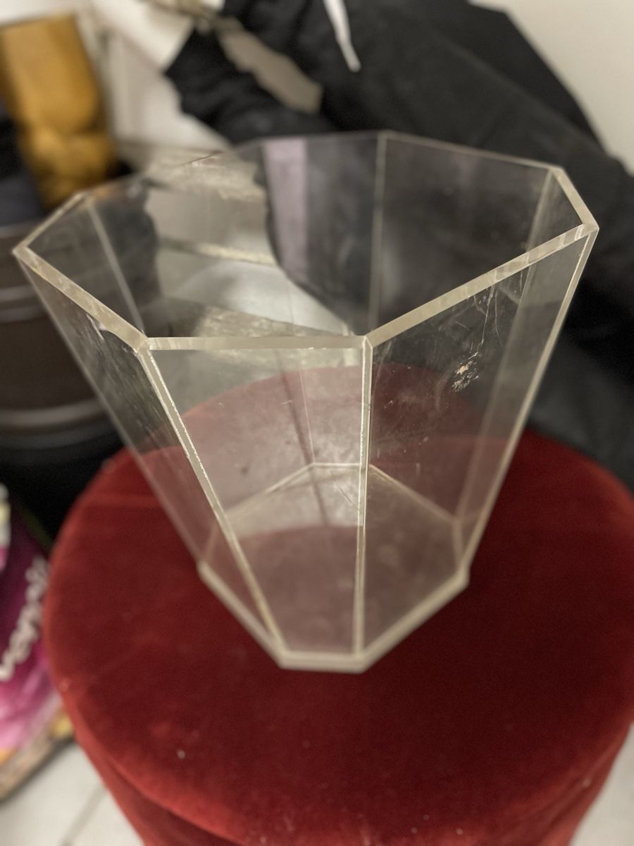 Vasen & Gefässe: Acryl Vase 8-eckig transparent Gebraucht – Gebraucht aus Genève von DEBARR.AS
