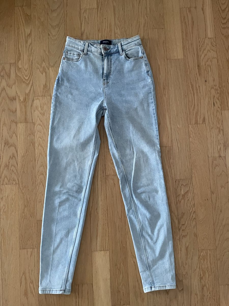 Pieces Jeans: Jeanshose Pieces Gr.XS – Gebraucht aus Möhlin von Halylea