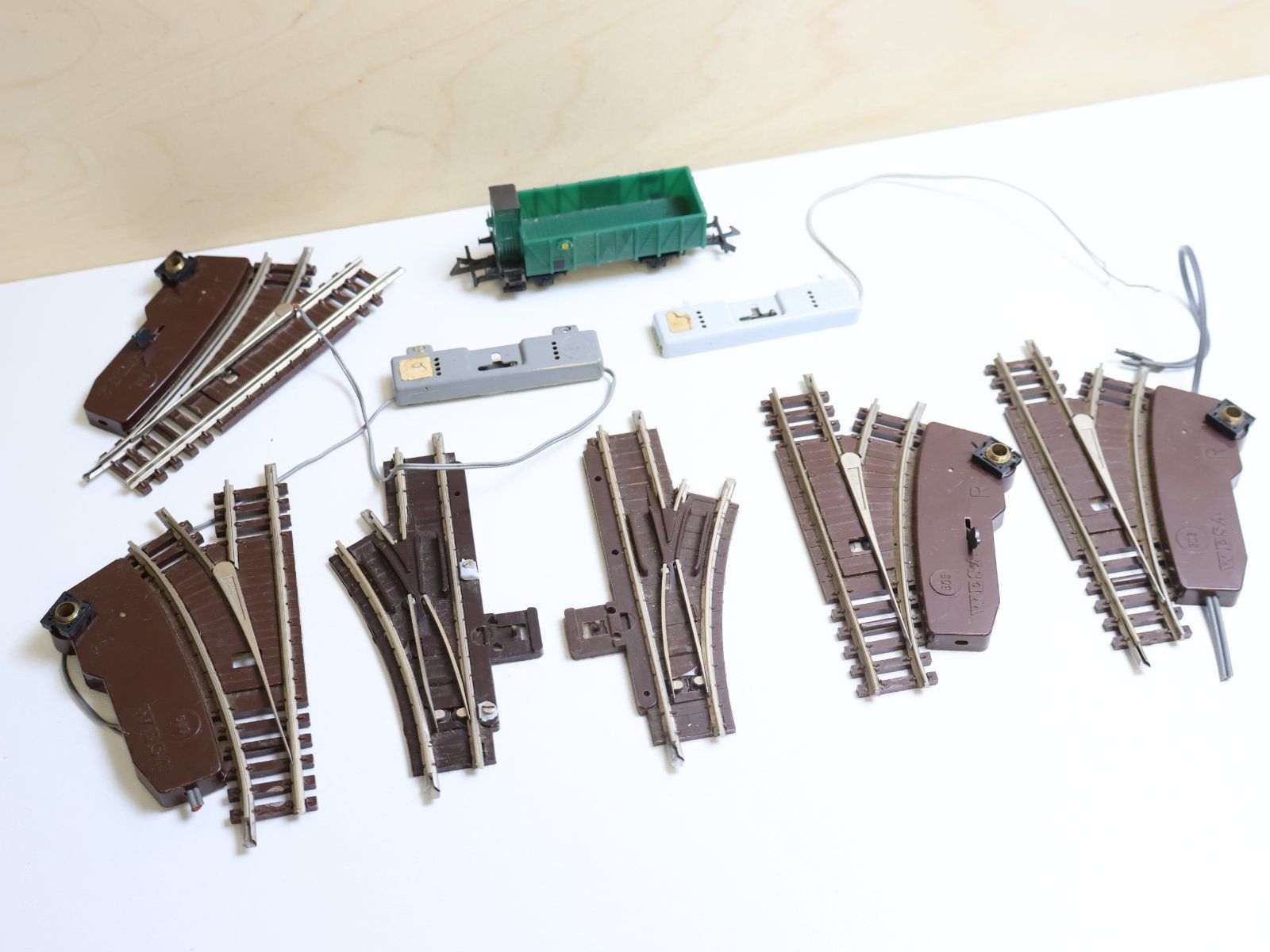 Wesa Modellini di ferrovie: WESA 6 x Weichen + Güterwagen + Kabel - Modellbahn – Usato da Winterthur venduto da Monstera