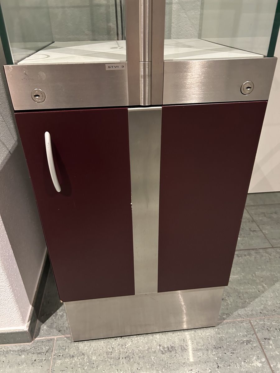 Vetrine: [NEU]: Glas Vitrine mit Beleuchtung – Nuovo (secondo la descrizione) da Arni AG venduto da CreaFlex 3