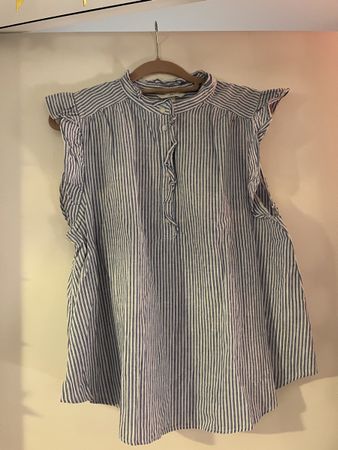 Sommerliches, gestreifte Bluse mit Rüschen
