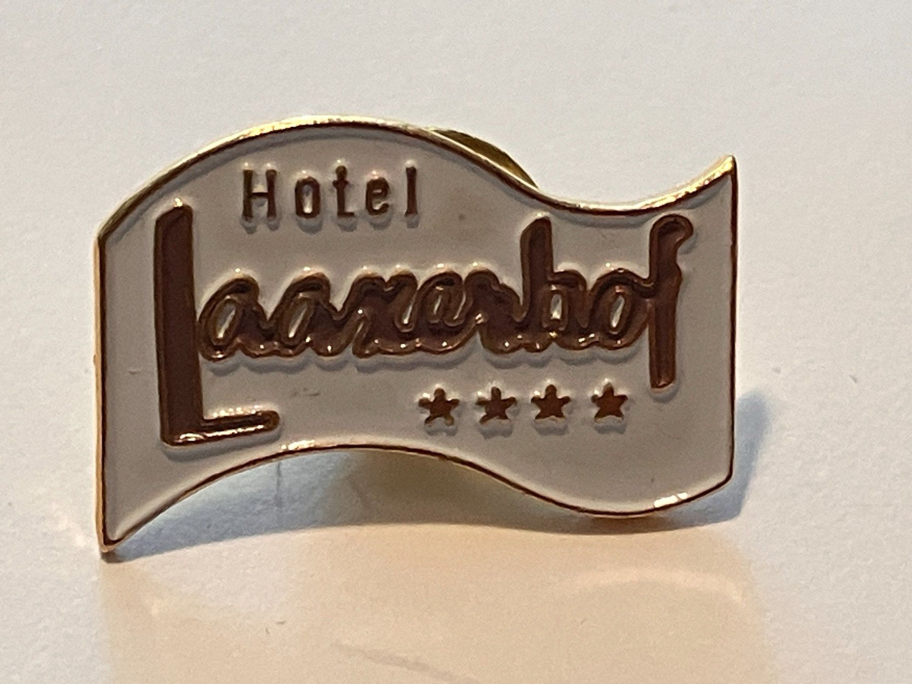 Plaketten & Abzeichen: 1 Pin Hotel Laaxerhof – Gebraucht aus Basel von djwwpp
