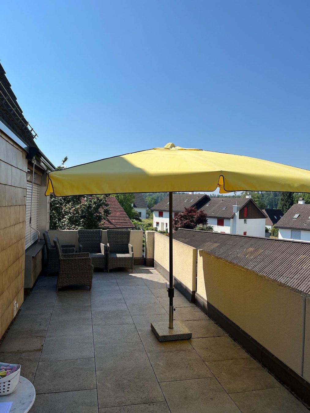 Sonnenschirme: Grosser Sonnenschirm mit Sockel – Gebraucht aus Obfelden von Pschumi1