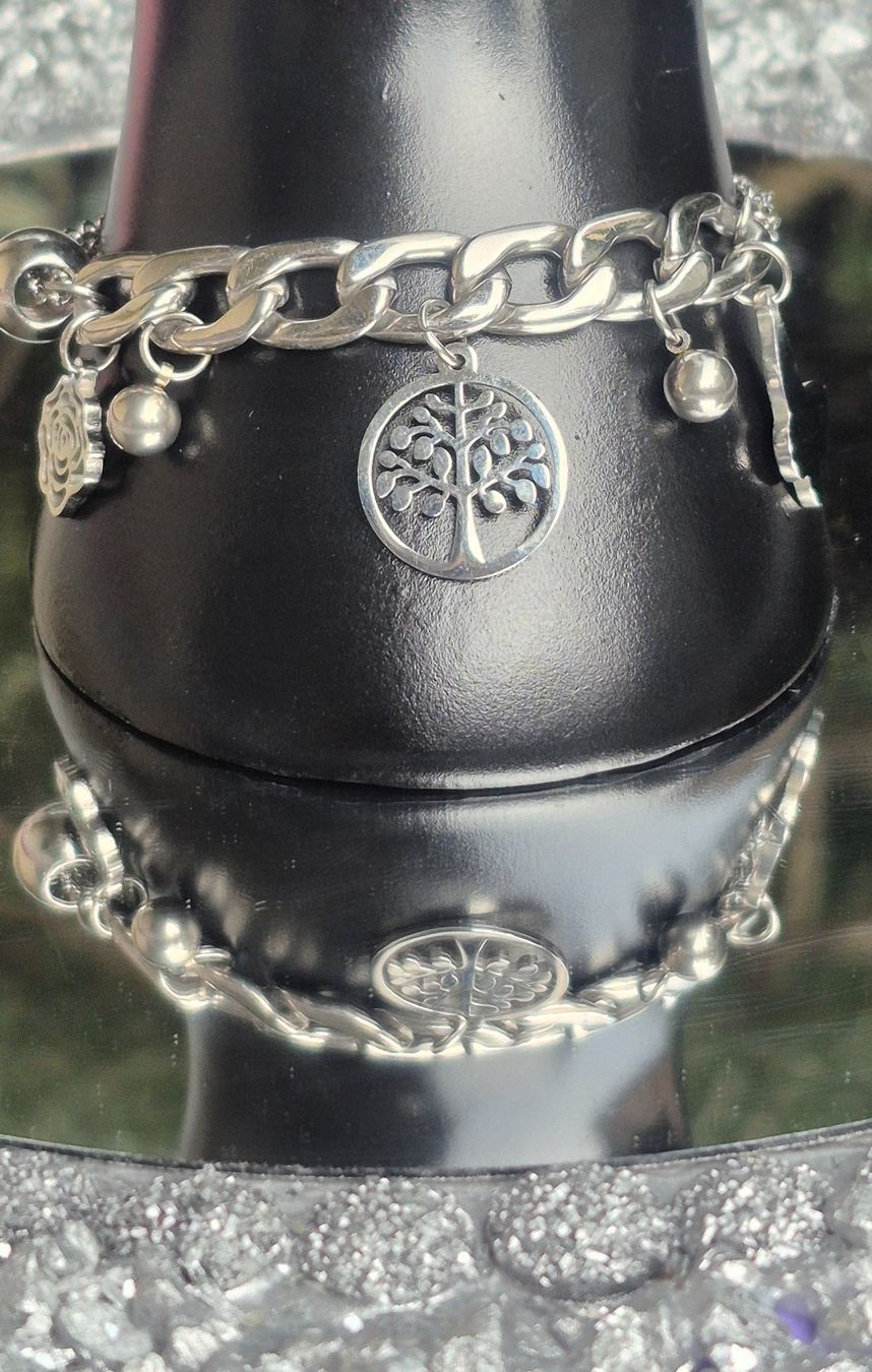 Bracciali & Braccialetti: Bracciale con ciondoli albero e farfalla – Usato da Giubiasco venduto da Stefaniav 2