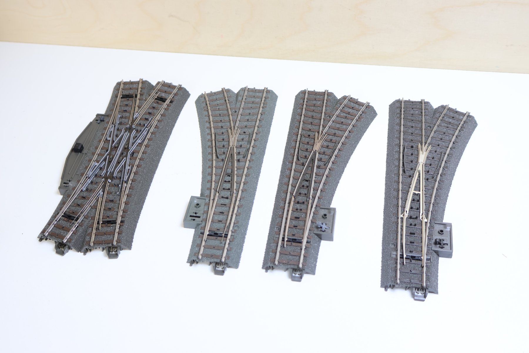 Märklin Modellini di ferrovie: Märklin 4 x Weichen C-Gleis H0 - DKW – Usato da Winterthur venduto da Monstera 6