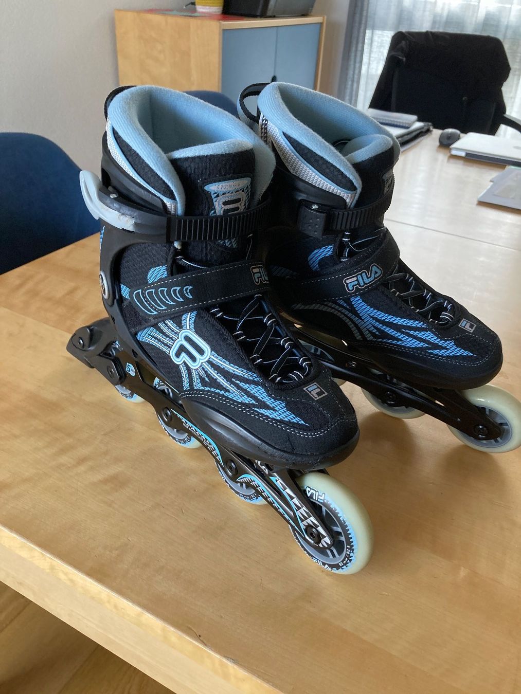 Fila Pattini in linea & Pattini a rotelle: Inline Rollers der Marke FILA - blau schwarz – Usato da Boudry venduto da Igiam