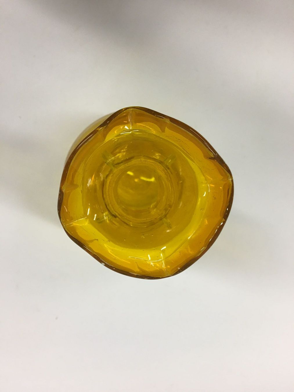 Vasen & Gefässe: Vintage Glasvase, bernsteinfarben, Handarbeit – Gebraucht aus Olten von ELHANDEL 3