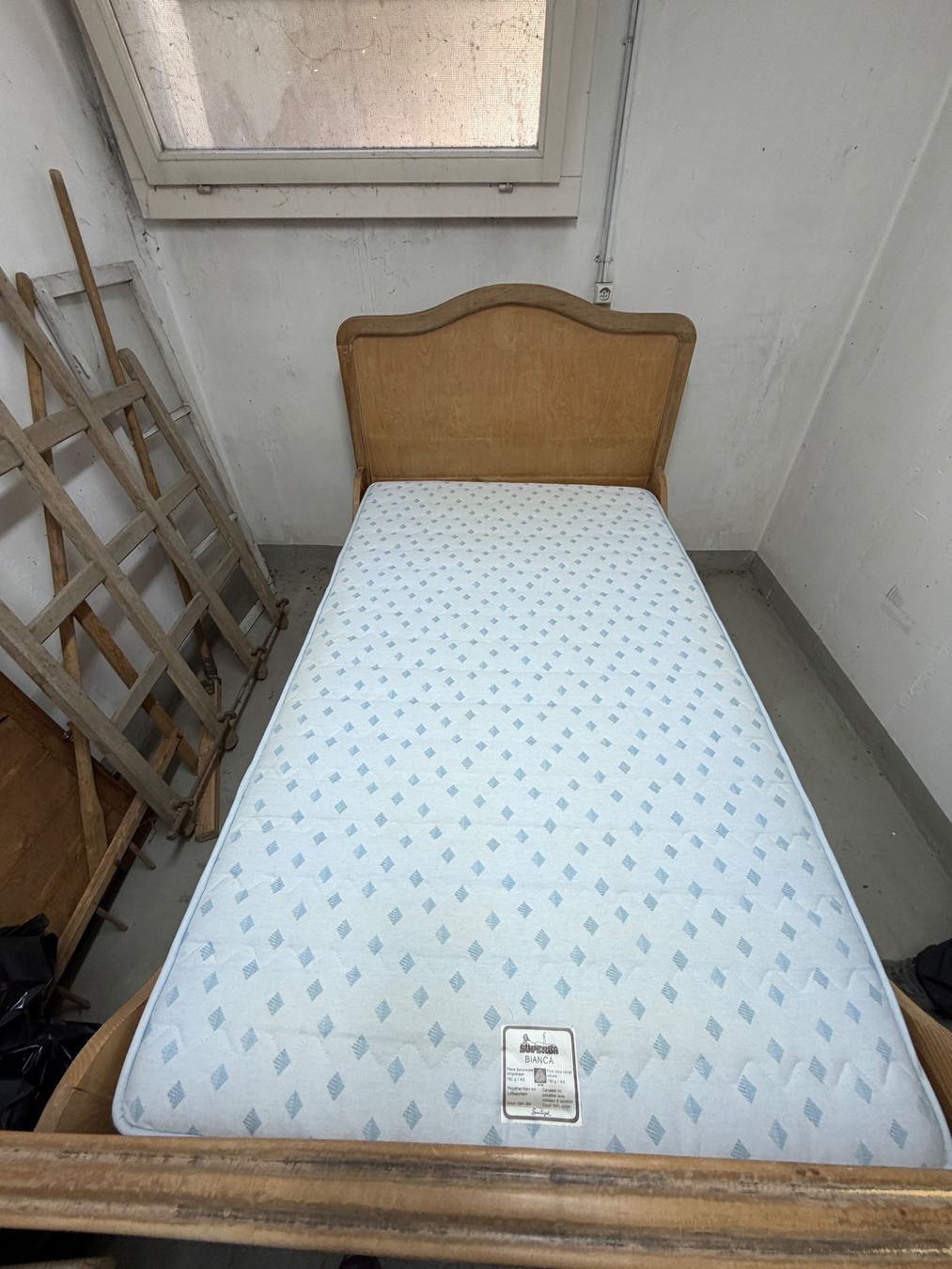 Betten: Antikes Bett, komplett,180 x 108 cm – Gebraucht aus Aeschi b. Spiez von fux_l5vd 1