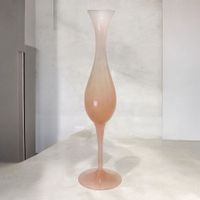 Superbe vase en opaline rose. H: 27.5 cm
