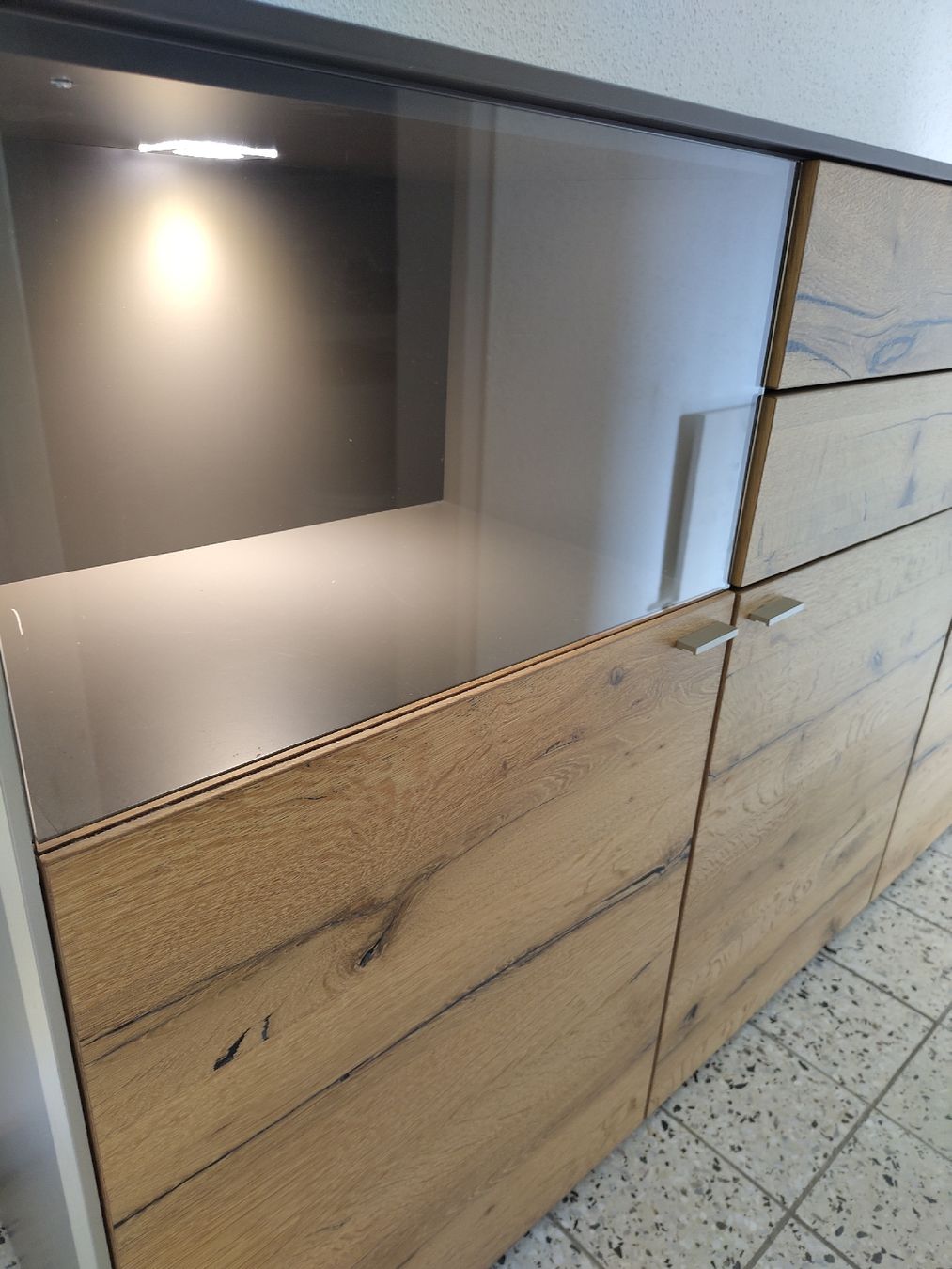 Commodes: Sideboard Eiche - Dekor mit Glasfront und Beleuchtung – D'occasion à Amden par -Munin- 2