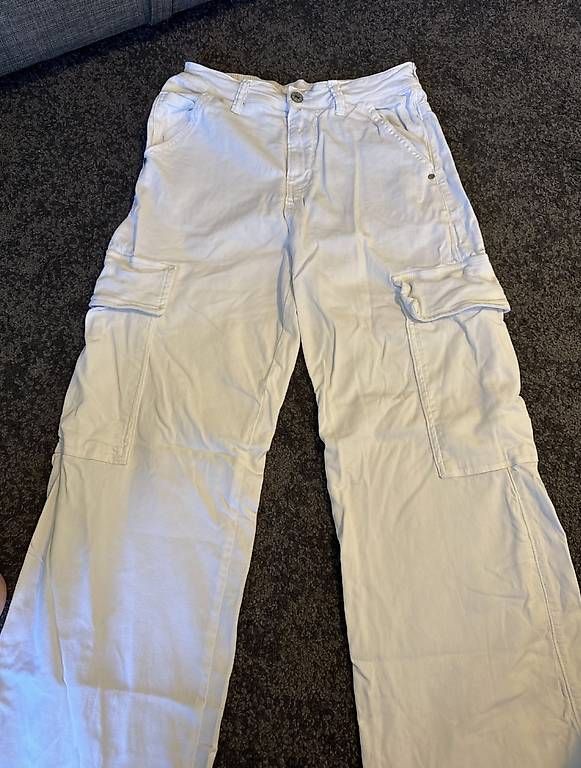 Hosen: Weisse Cargo-Hose – Gebraucht aus Ostermundigen von sve_9xp2