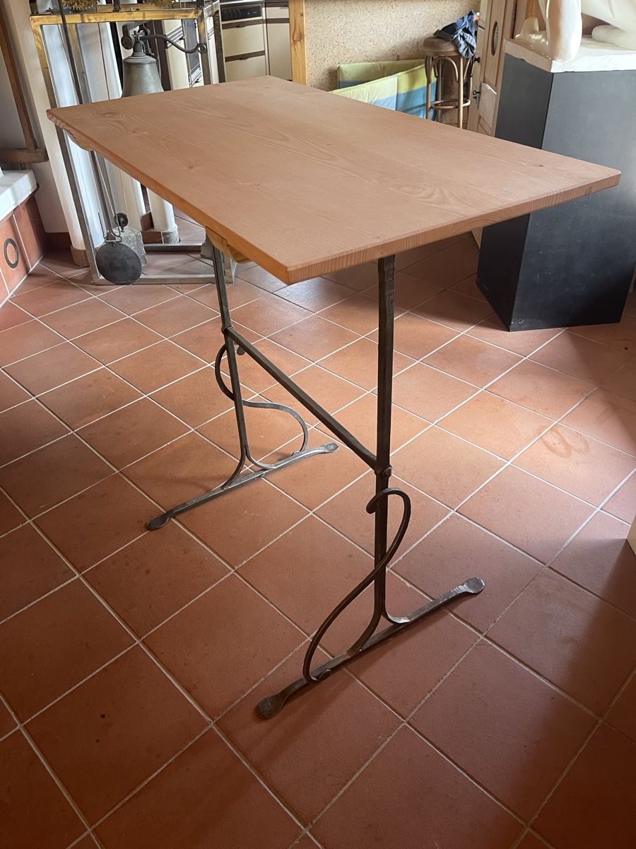 Tavoli: Stehtisch mit handgeschmiedetem Untergestell – Nuovo (secondo la descrizione) da Besenbüren venduto da Saikilosos