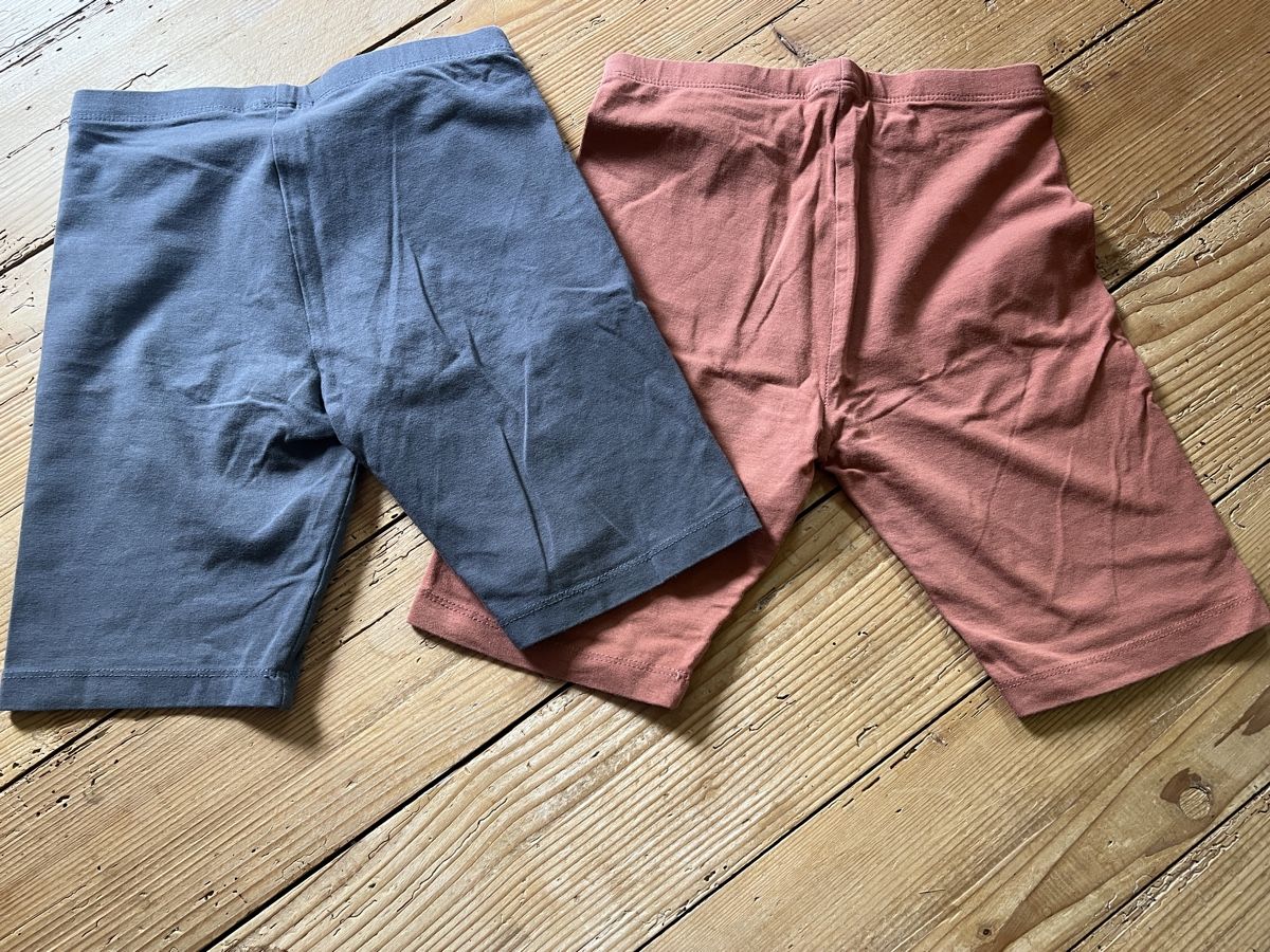 Calze & Collant: 2x kurze Kinder Leggins Gr. 134 grau & ocker – Usato da Wohlenschwil venduto da SmokyAnnie 1