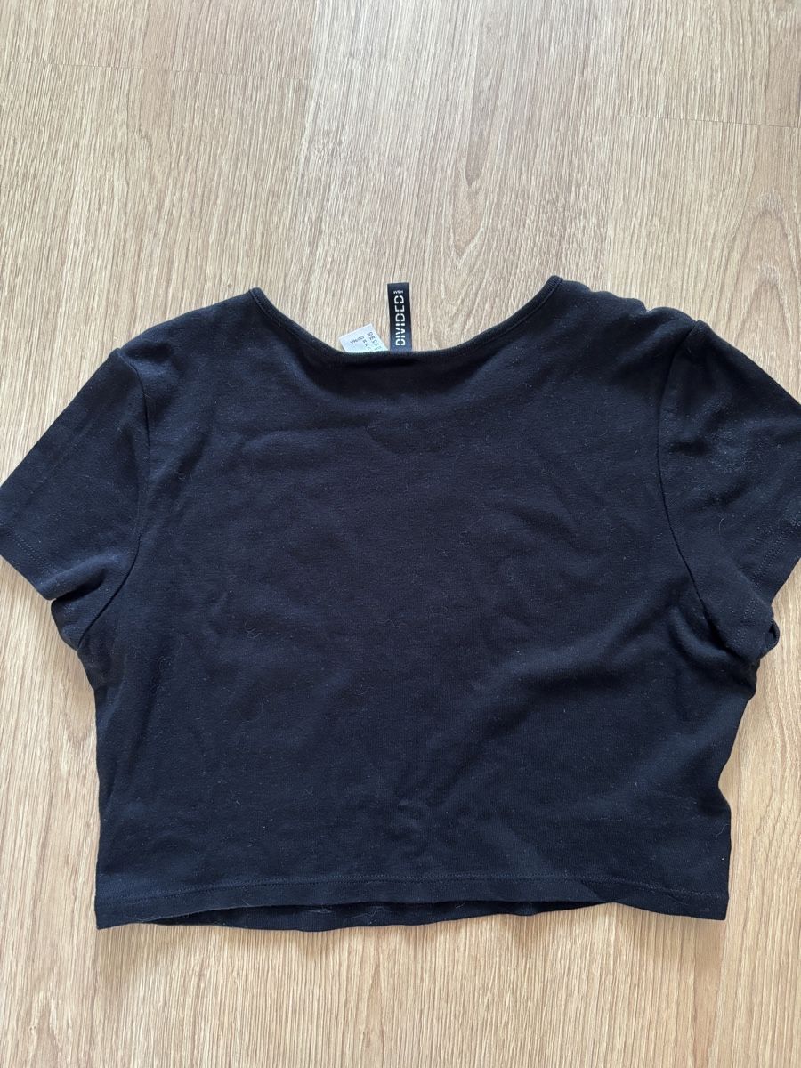 H&M T-shirt: T-shirt dramatic – Nuovo (secondo la descrizione) da Solothurn venduto da amelie.br 1
