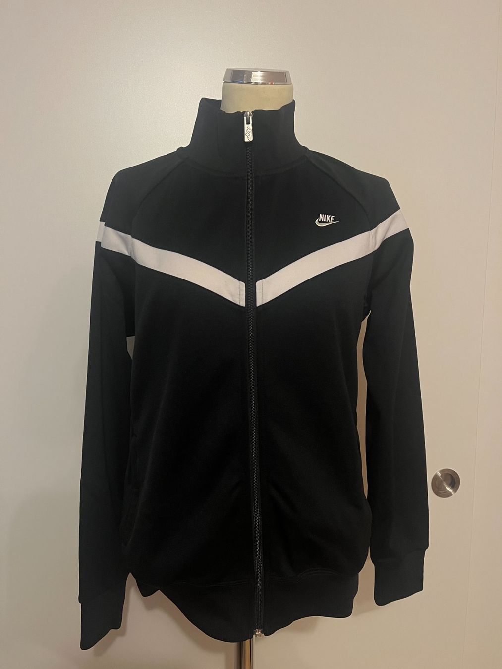 Nike Giacche: Nike / Jacke / Trainerjacke / schwarz / M – Usato da Zürich venduto da laudomai