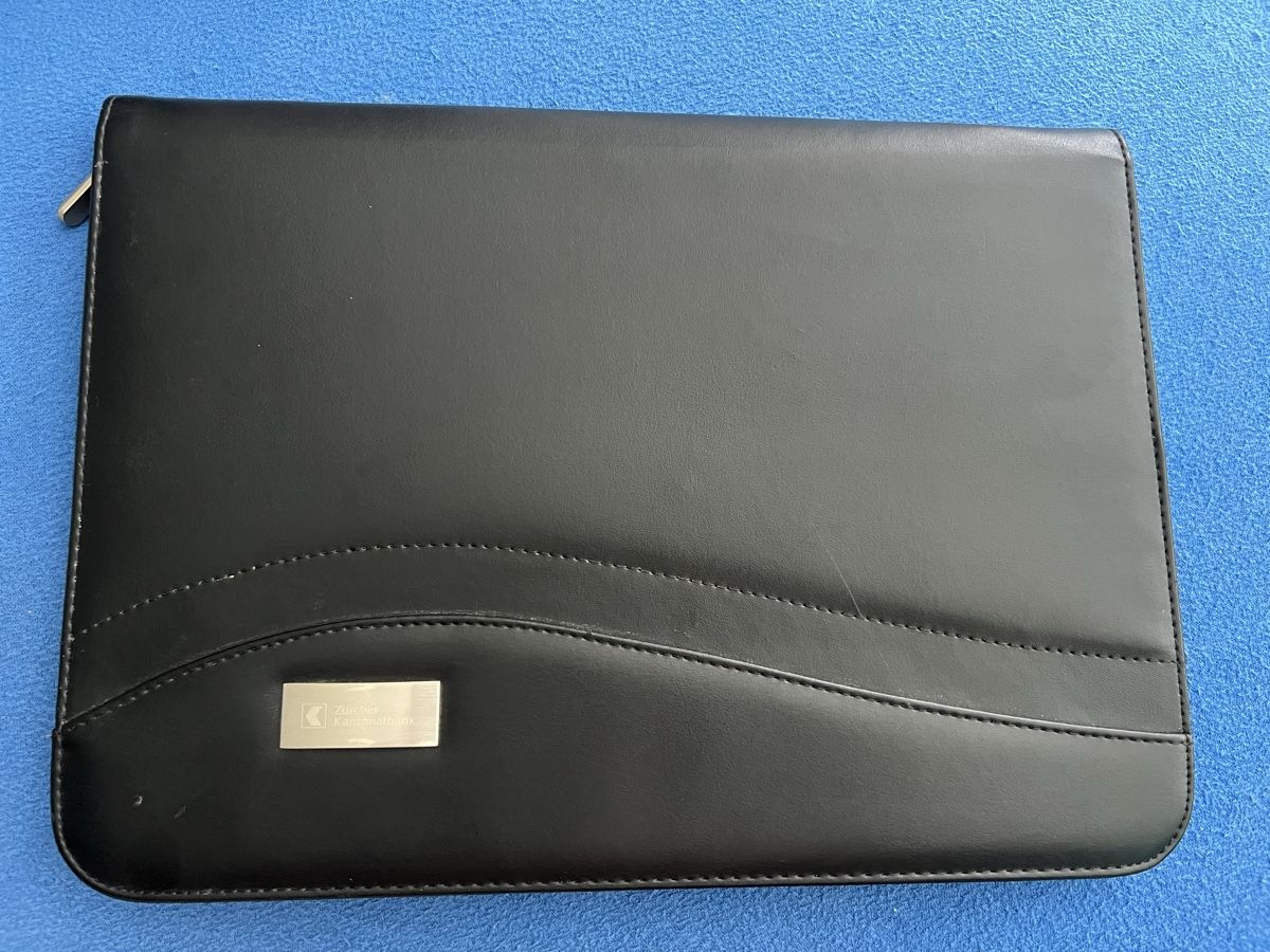 Valigie & Borse: Schwarze Leder-Laptoptasche mit Solar-Taschenrechner – Usato da Meilen venduto da mar_28dx