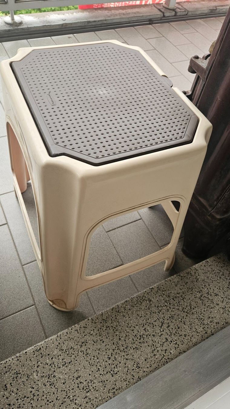 Sgabelli: Sgabello in plastica con contenitore Rubbermaid beige – Usato da Melano venduto da H-Sara