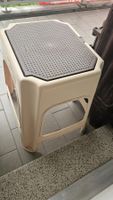 Sgabello in plastica con contenitore Rubbermaid beige