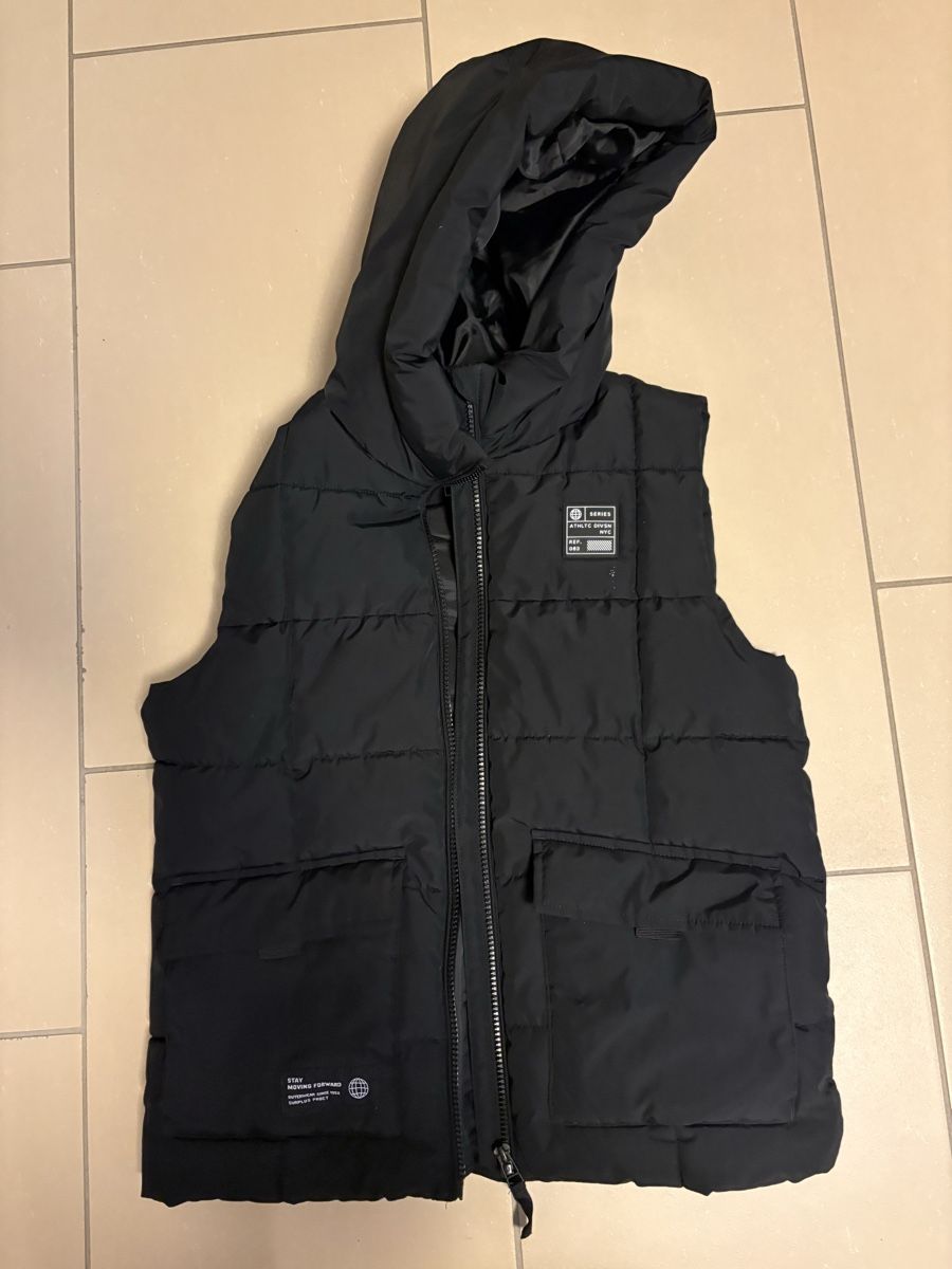Altro abbigliamento per bambino: Schwarze Steppweste mit Kapuze Grösse 152 – Usato da Witterswil venduto da gandia05