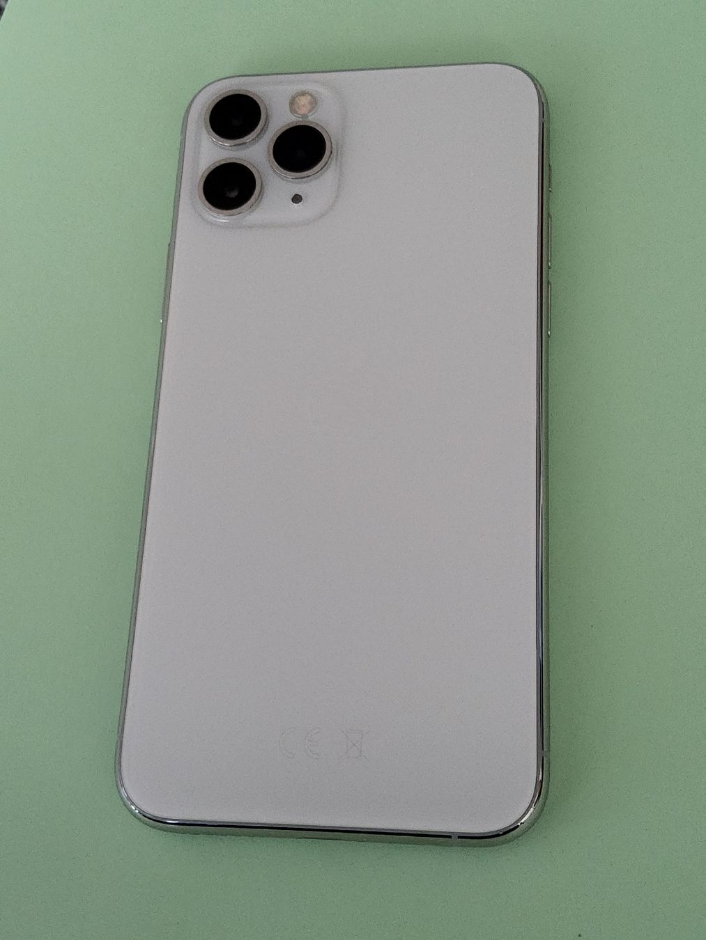 Apple Telefoni cellulari / Smartphones: iPhone 11 Pro mit Silicon-Case in Orange & rote Leder- Hülle – Usato da Jona venduto da maxim01 1