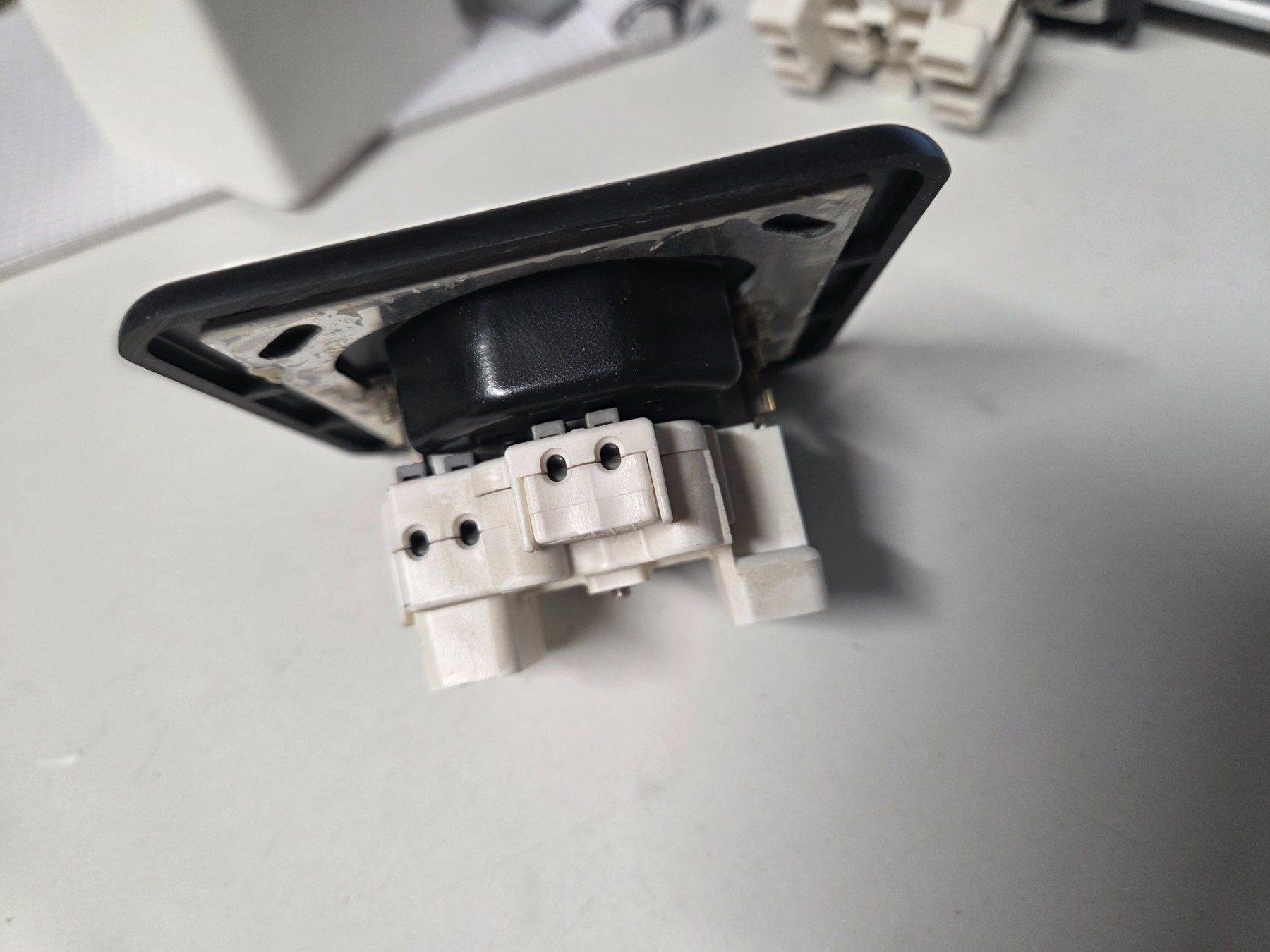 Spine: UP 2xT13 Steckdose 2 x T13 2xTyp13 – Usato da Zürich venduto da Alibaba1234 1