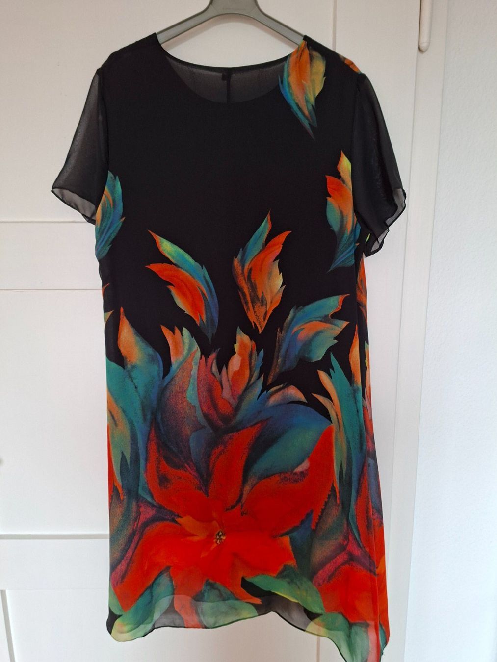 Kleider: Wunderschönes Kleid schwarz mit Blumen, kurzarm – Neu (gemäss Beschreibung) aus Zürich von con_2rn9