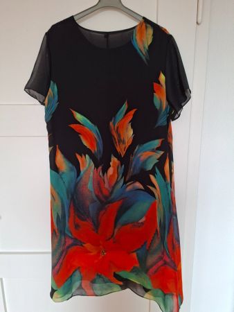 Wunderschönes Kleid schwarz mit Blumen, kurzarm